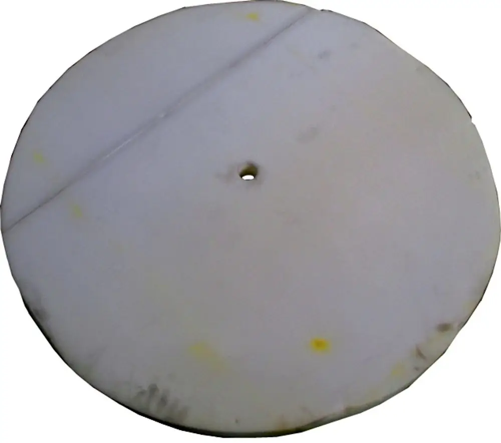 Zylindrische Wärmeisolierung aus Kunststoff, in neutraler Farbe, mit zentralem Loch, geeignet für Heizsysteme von Wolf.